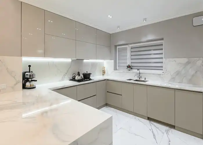 کابینت آشپزخانه یو شکل سفید و طوسی روشن